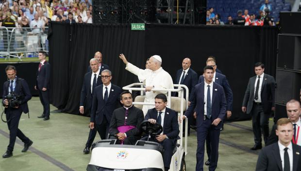 El Papa León XIV a su llegada al encuentro con la comunidad diocesana, en el Estadio Bernabéu