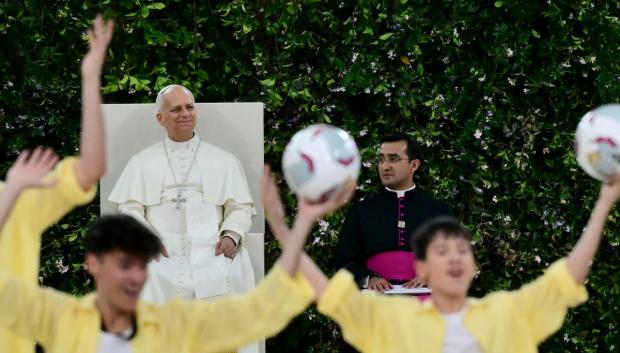 El Papa León XIV observa un momento del espectáculo