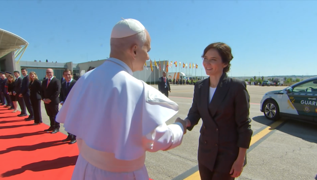 El Papa despidiéndose de Ayuso antes de subir al avión
