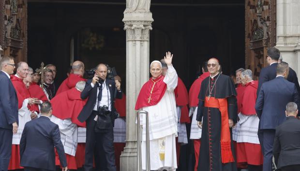 El Papa León XIV a su llegada al rezo de la media hora que va a oficiar en la Catedral de la Santa Cruz y Santa Eulalia en Barcelona