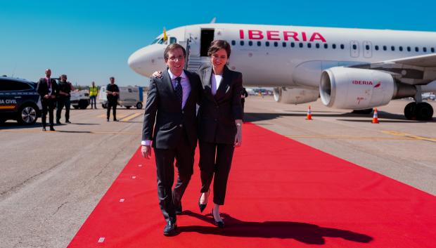 Isabel Díaz Ayuso y José Luis Martínez Almeida tras despedir al Papa León XIV en Barajas