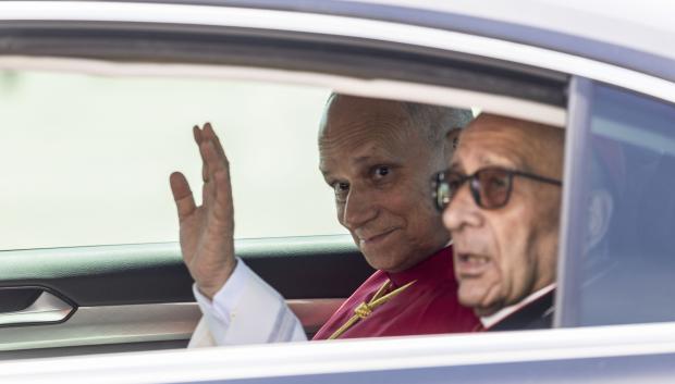 El Papa junto al cardenal Juan José Omella en el coche que los llevaría del aeropuerto del Prat hacia la catedral de Barcelona