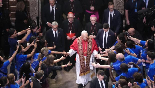 El Papa León XIV tras el rezo de la Hora media que va a oficiar en la Catedral de la Santa Cruz y Santa Eulalia en Barcelona, este martes, su primer acto en la ciudad condal y que reunirá a unas 500 personas de la comunidad eclesiástica