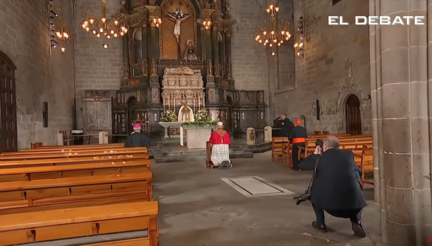 A su llegada al templo, León XIV ha rezado de rodillas ante el Santísimo Sacramento en su capilla, que se encuentra coronada por el Cristo de Lepanto