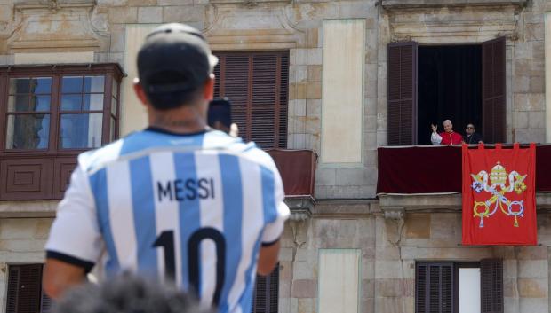 El Papa León XIV (i) saluda desde el balcón del Palacio Episcopal junto al arzobispo de Barcelona Juan José Omella (d) en Barcelona