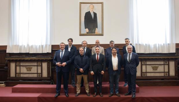 Retrato del Rey Felipe VI junto a representantes de empresas que han realizado la donación y el rector de la USAL, Juan Manuel Corchado