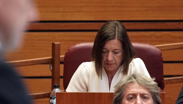Martínez observa a Mañueco durante su discurso del debate de investidura