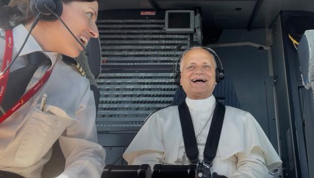 El Papa, en la cabina del avión rumbo a Barcelona