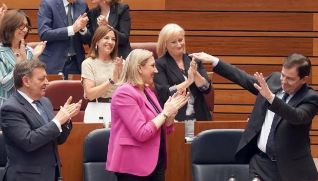 A la derecha de la imagen, el presidente de la Junta de Castilla y León, Alfonso Fernández Mañueco, aplaudido por los dirigentes 'populares'