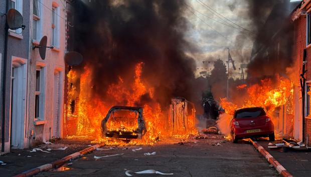 Calle con vehículos en llamas en Belfast