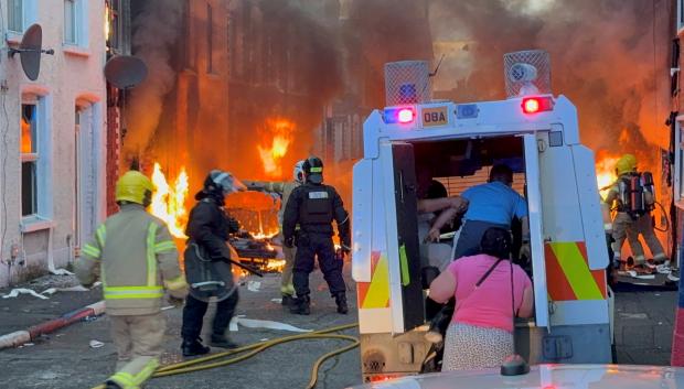 Evacuados en Belfast tras los disturbios en las calles