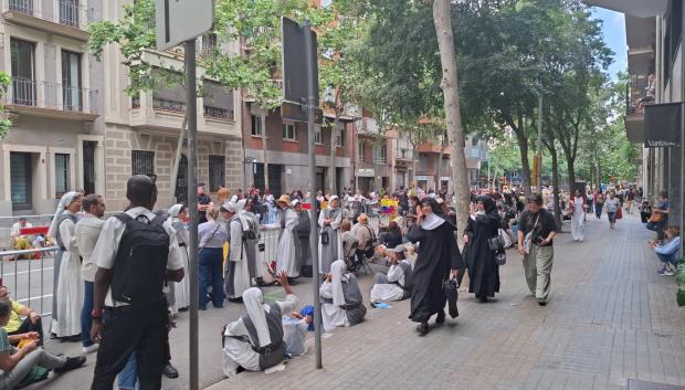 Decenas de personas esperan al Papa en Barcelona, tres horas antes de que empiece el recorrido del Papamóvil