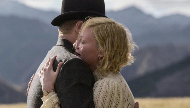 Este western psicológico es una guerra silenciosa de miradas, tensión tóxica y secretos reprimidos. Benedict Cumberbatch se pone en la piel de un vaquero cruel que domina a todos, hasta que la llegada de una mujer y su hijo. Un encuentro que desata un duelo psicológico cocinado a fuego lento. Es una obra asfixiante y perturbadora que culmina en una venganza tan sutil como brillante.