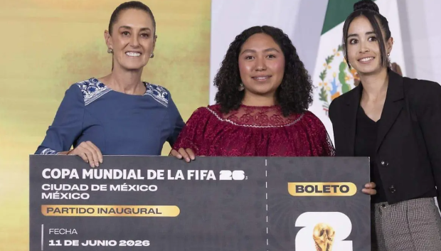 La presidenta de México, Claudia Sheinbaum y la indígena Yolett Cervantes, durante la entrega de la entrada del Mundial