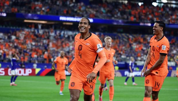 Virgil van Dijk celebra el 1-0 frente a Japón