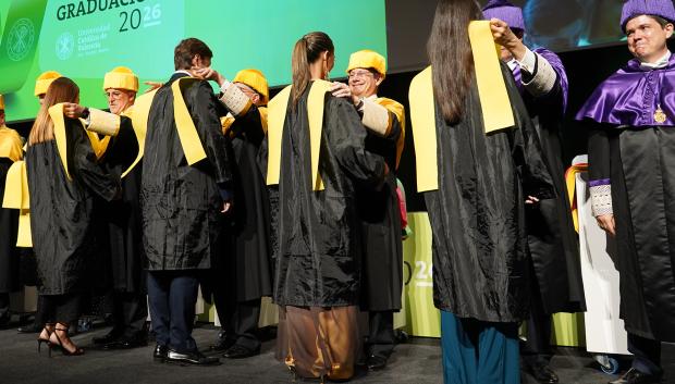 Imagen del acto de graduación en la UCV