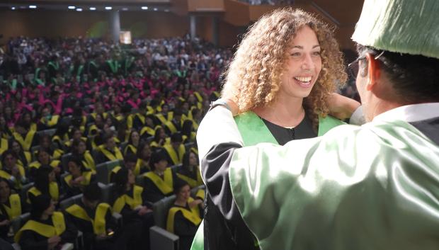 Imagen del acto de graduación en la UCV