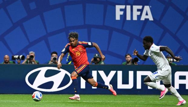 Lamine Yamal (izq.) corre tras el balón durante el Mundial 2026