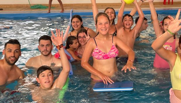 Actividades en la piscina climatizada de Castro del Río