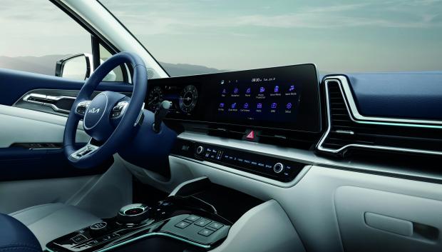 Interior tecnológico y fácil de manejar: excelente. Destaca el nuevo volante