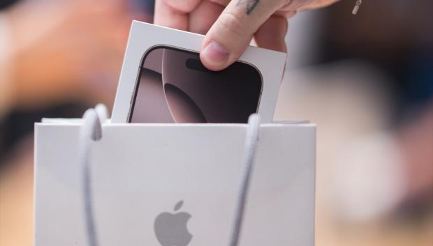 (Foto de ARCHIVO)
20 September 2024, Berlin: An employee packs a new iPhone 16 in an Apple store. Apple is focusing on better cameras and artificial intelligence in its new iPhones. However, users in the European Union will not initially experience many of the new AI functions. Photo: Sebastian Christoph Gollnow/dpa

20/9/2024 ONLY FOR USE IN SPAIN