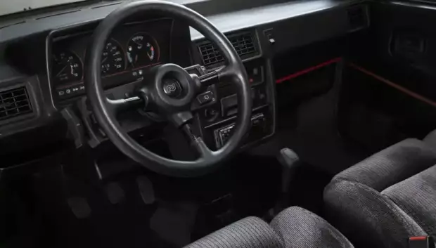 El interior con los asientos y el nuevo volante