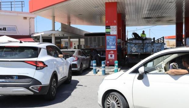 Las colas están aseguradas en las estaciones de servicio en cuestión de días