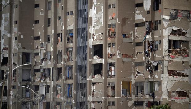 Una imagen muestra un edificio de apartamentos gravemente dañado tras un terremoto en Catia La Mar, estado de La Guaira, a unos 30 km al noroeste de Caracas.
