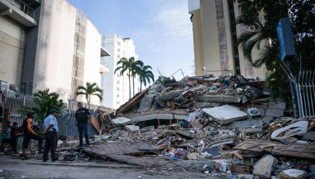 Integrantes de la Protección Civil de Venezuela participan en las labores de rescate