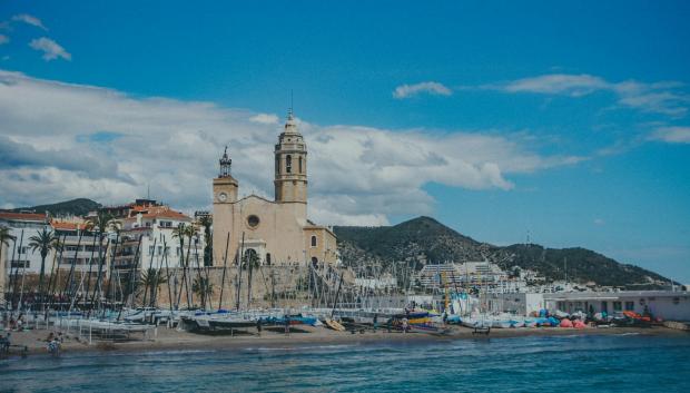 Vista panorámica de Sitges. La playa de San Sebastián está detrás de la iglesia.