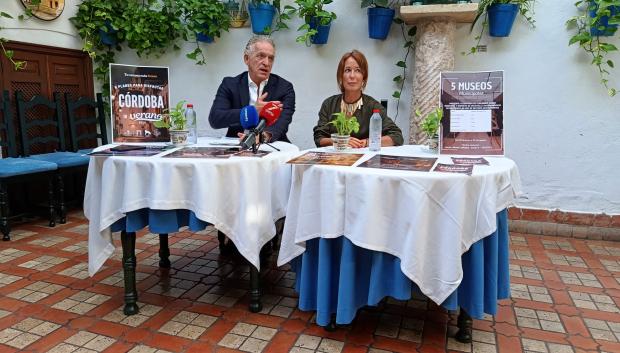Momento de la rueda de prensa en el patio del restaurante Puerta Sevilla