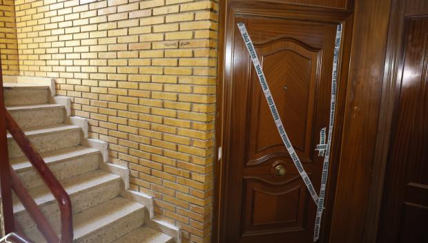 Una mujer de 44 años ha sido encontrada muerta con heridas de arma blanca en su domicilio en Mairena del Alfarafe (Sevilla) esta medianoche, han informado a EFE fuentes de la investigación.
