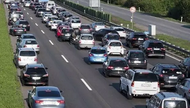 Se oficializa el carril de emergencia que los conductores deben crear echándose a un lado de la carretera en caso de accidente para que pasen los vehículos de emergencia