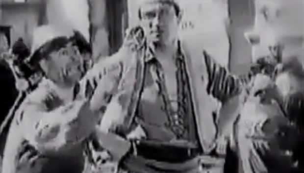 Rafael Valverde (izda.) junto a Victor McLaglen en Los amores de Carmen