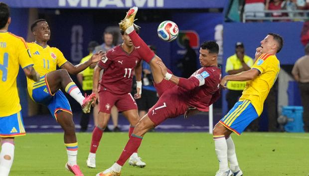 Santiago Arias (d) y Jhon Arias (i) de Colombia disputan un balón con Cristiano Ronaldo de Portugal