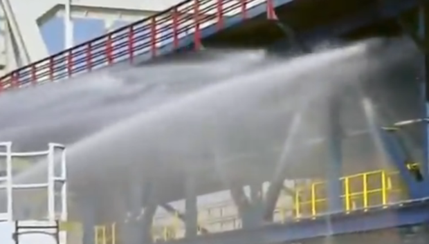 Agua para combatir el calor de las juntas de dilatación