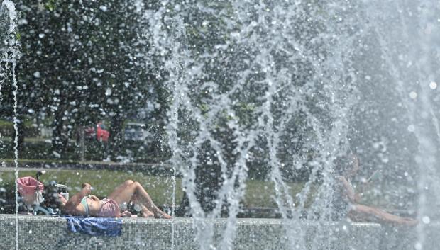 Residentes de Varsovia buscan refrescarse en el Parque de la Fuente Multimedia de Varsovia el 27 de junio de 2026 en plena ola de calor