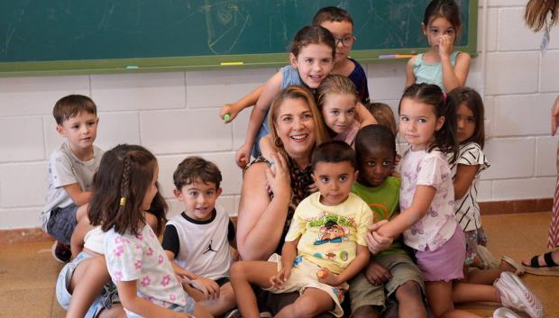 Eva Contador, con niños en una Escuela de Verano de Córdoba