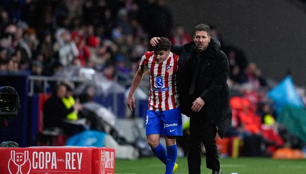 Simeone y Julián Álvarez en el Atlético - Barcelona de Copa del Rey