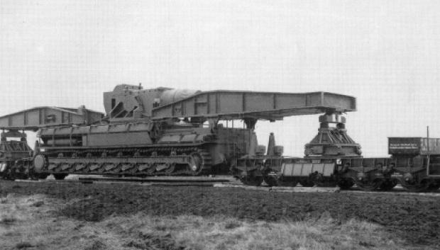 Un Karl-Gerät en su transportador ferroviario de dos vagones