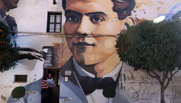 Retrato de Federico García Lorca pintado en la fachada de la casa natal del poeta en Fuentevaqueros (Granada)