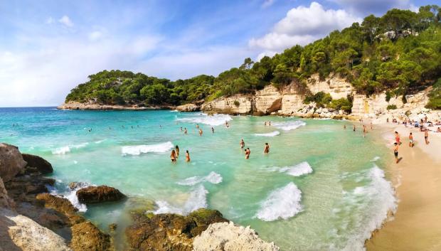 Cala Mitjana y Cala Mitjaneta son dos de las playas más espectaculares de Menorca.