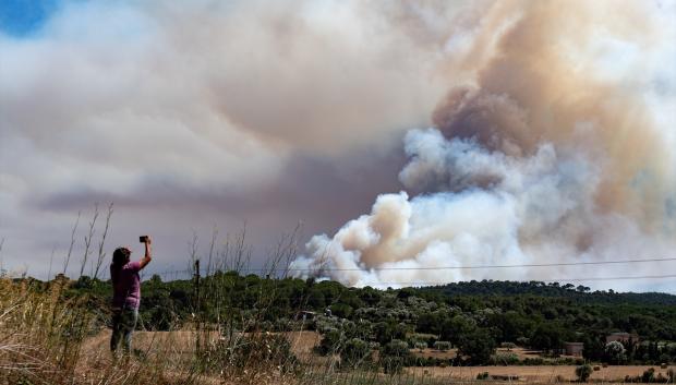Una persona le hace una foto al humo del incendio, este fin de semana