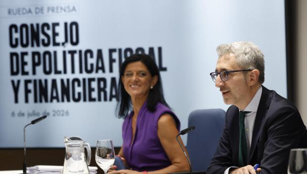 El ministro de Hacienda, Arcadi España (d), ofrece declaraciones tras el Consejo de Política Fiscal y Financiera (CPFF) que fijará las metas de déficit de la administración regional, este lunes en Madrid.