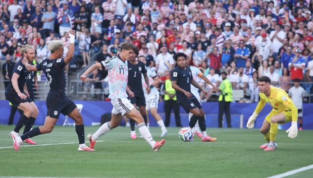 Charles De Ketelaere celebra uno de sus goles ante Estados Unidos