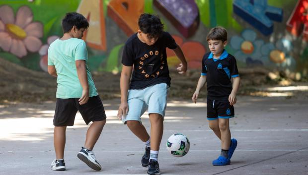 Niños jugando a la pelota