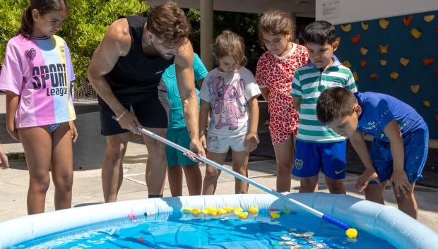 Niños usuarios del programa CaixaProinfancia jugando en una de las actividades organizadas en verano