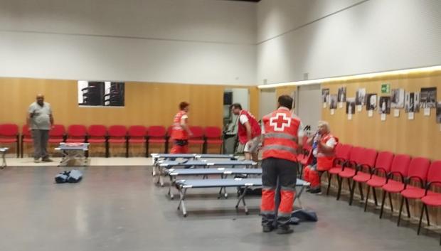 Medios de la Cruz Roja en el albergue instalado