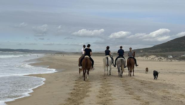 Mujeres practican equitación en Zahara de los Atunes