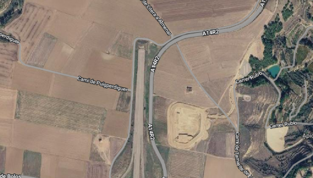 La autopista termina de manera abrupta en mitad del campo